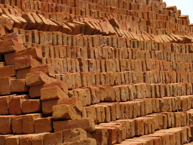 Graduated natural drying of green bricks in stacks